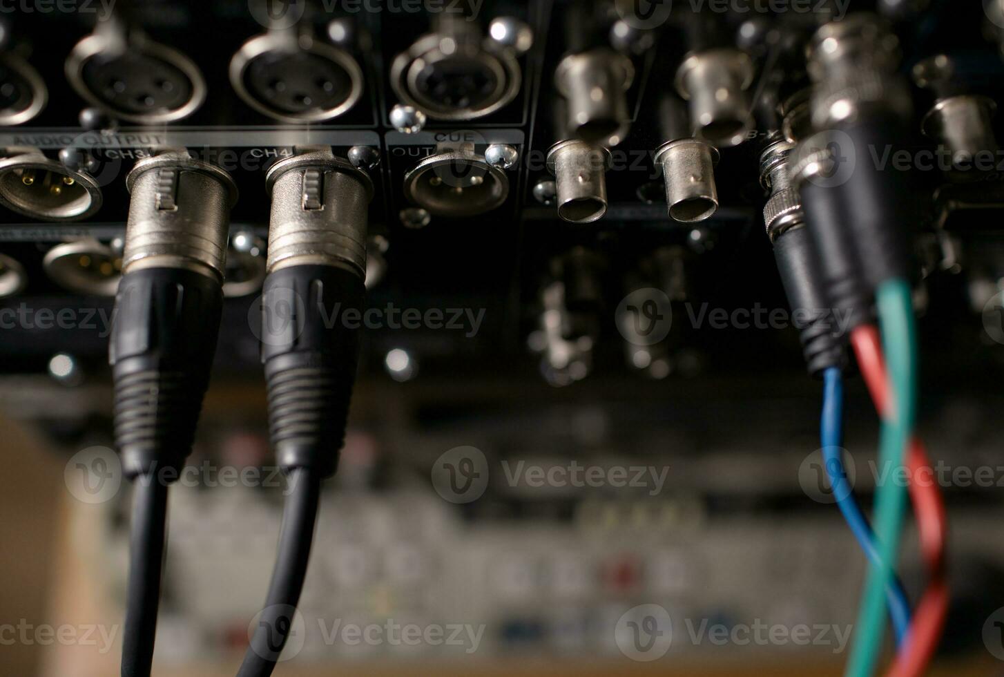 Rückseite Panel von das Fachmann Recorder mit Kabel. foto