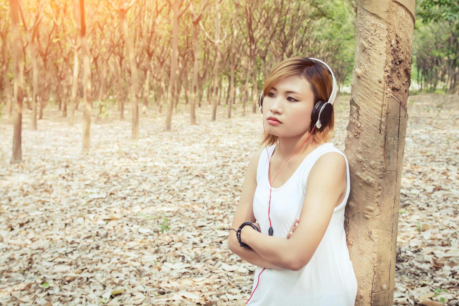 Frau Lifestyle-Konzept. junge asiatische frau, die musik genießt. foto