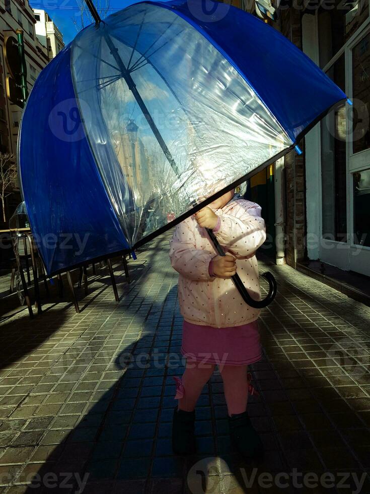 Versteck spiel mit Regenschirm foto
