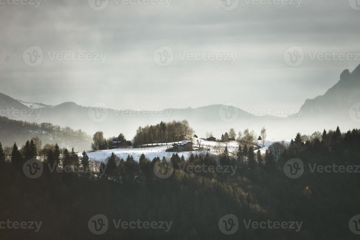 isoliertes Haus auf der Wiese umgeben vom Wald foto