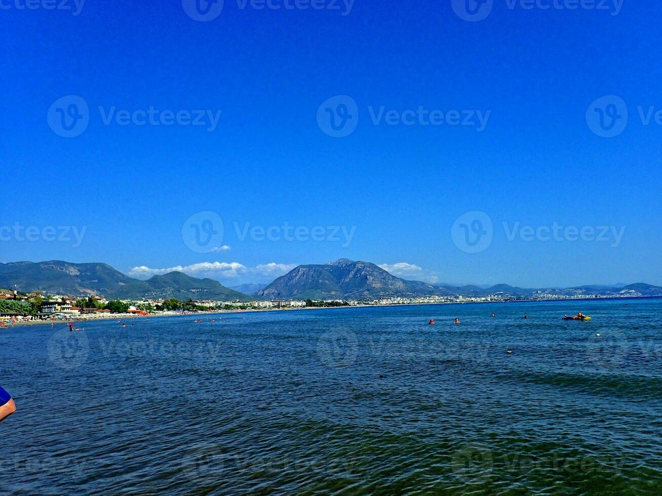 Landschaft mit Mittelmeer Meer auf ein warm Sommer- Tag auf das Türkisch Küste foto