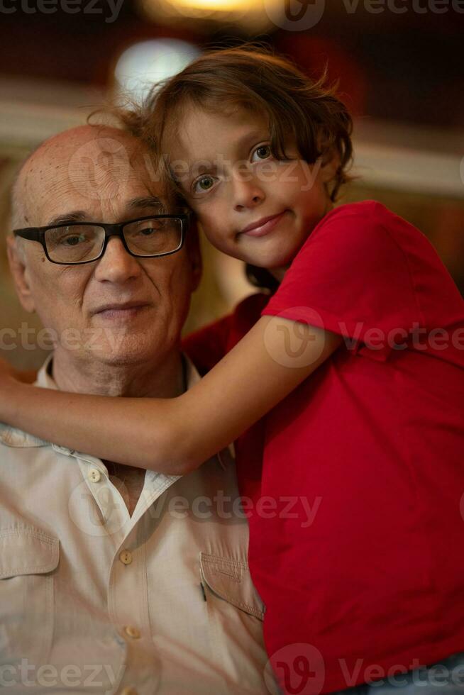 Kind geben Umarmungen zu seine Opa foto