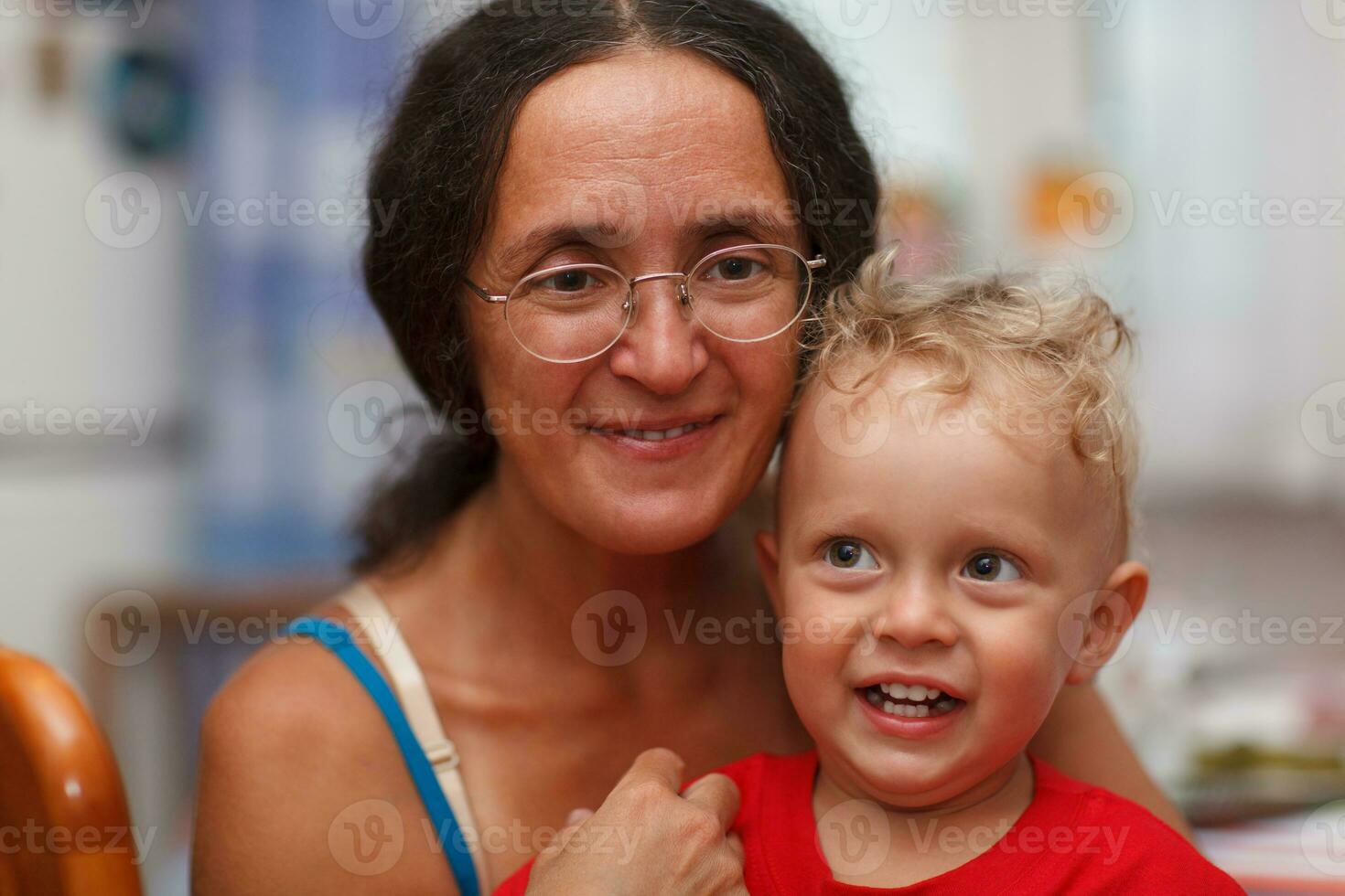 vierzig Jahre alt Mutter mit ihr Sohn foto
