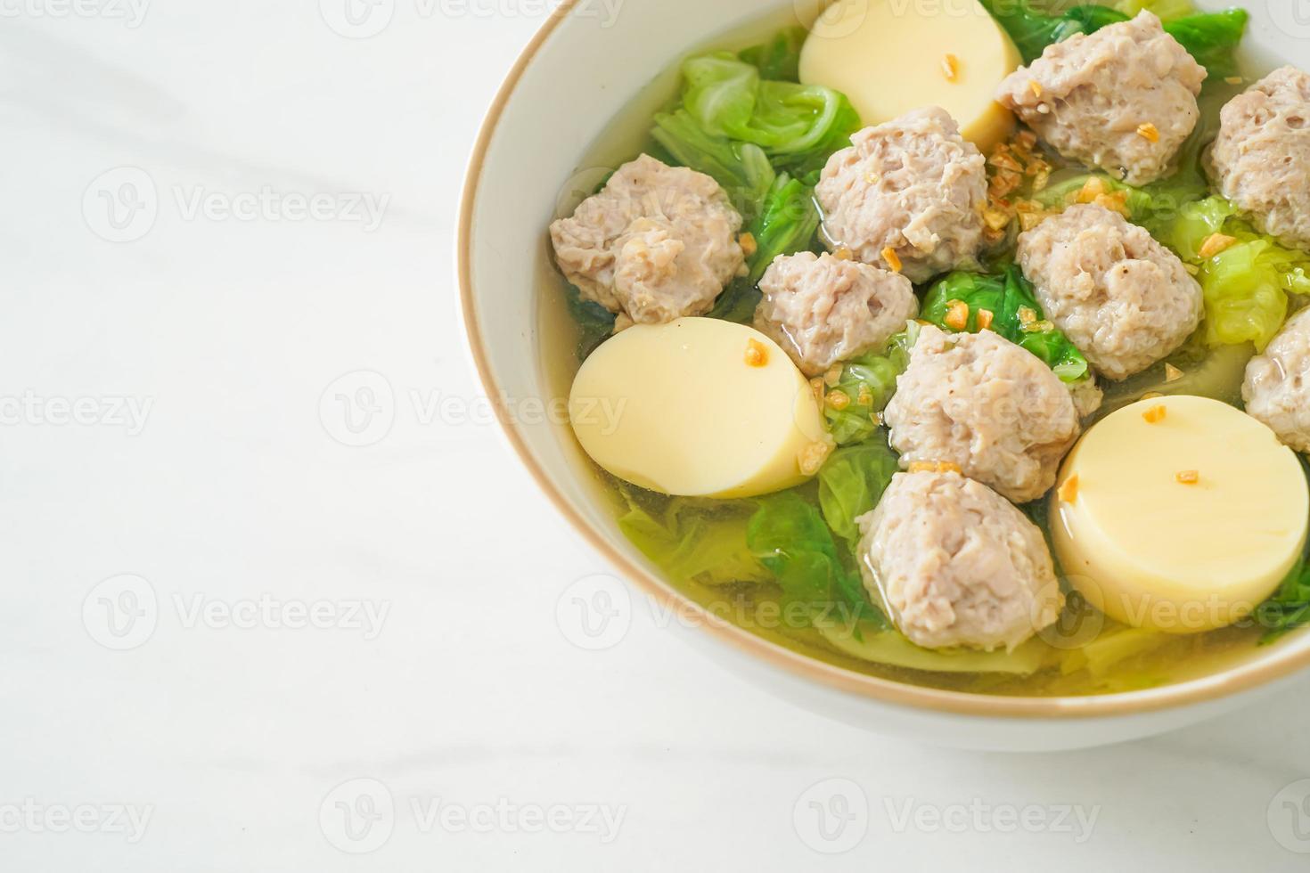 klare Suppe mit Tofu und Hackfleisch foto