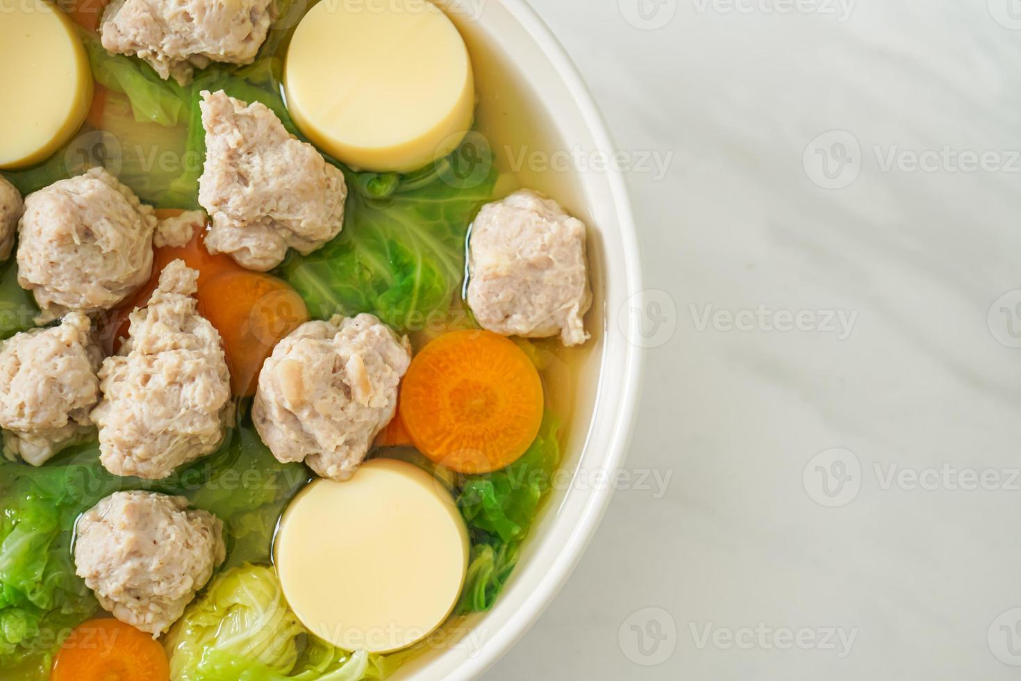 klare Suppe mit Tofu und Hackfleisch foto