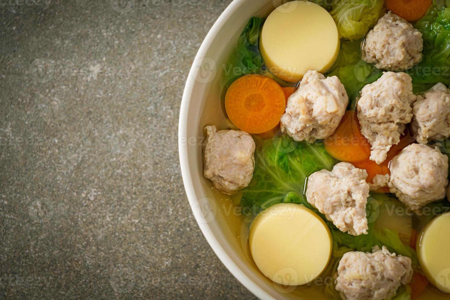 klare Suppe mit Tofu und Hackfleisch foto