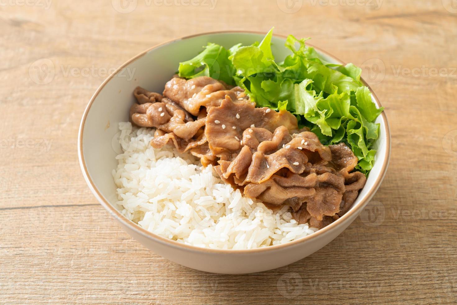 japanische Donburi-Reisschüssel aus Schweinefleisch foto