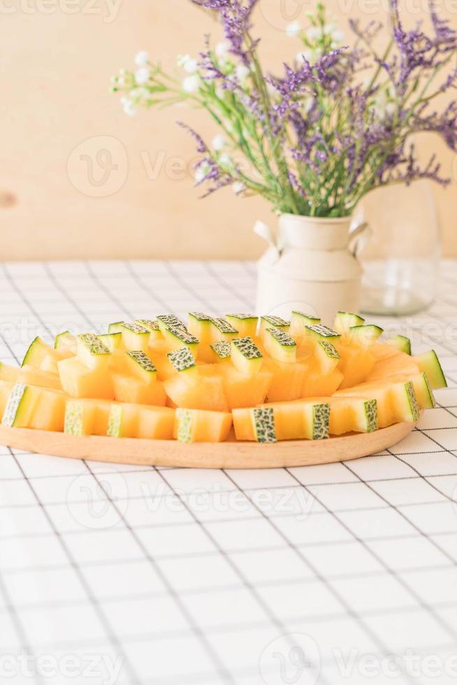 frische Cantaloupe-Melone zum Nachtisch auf dem Tisch foto