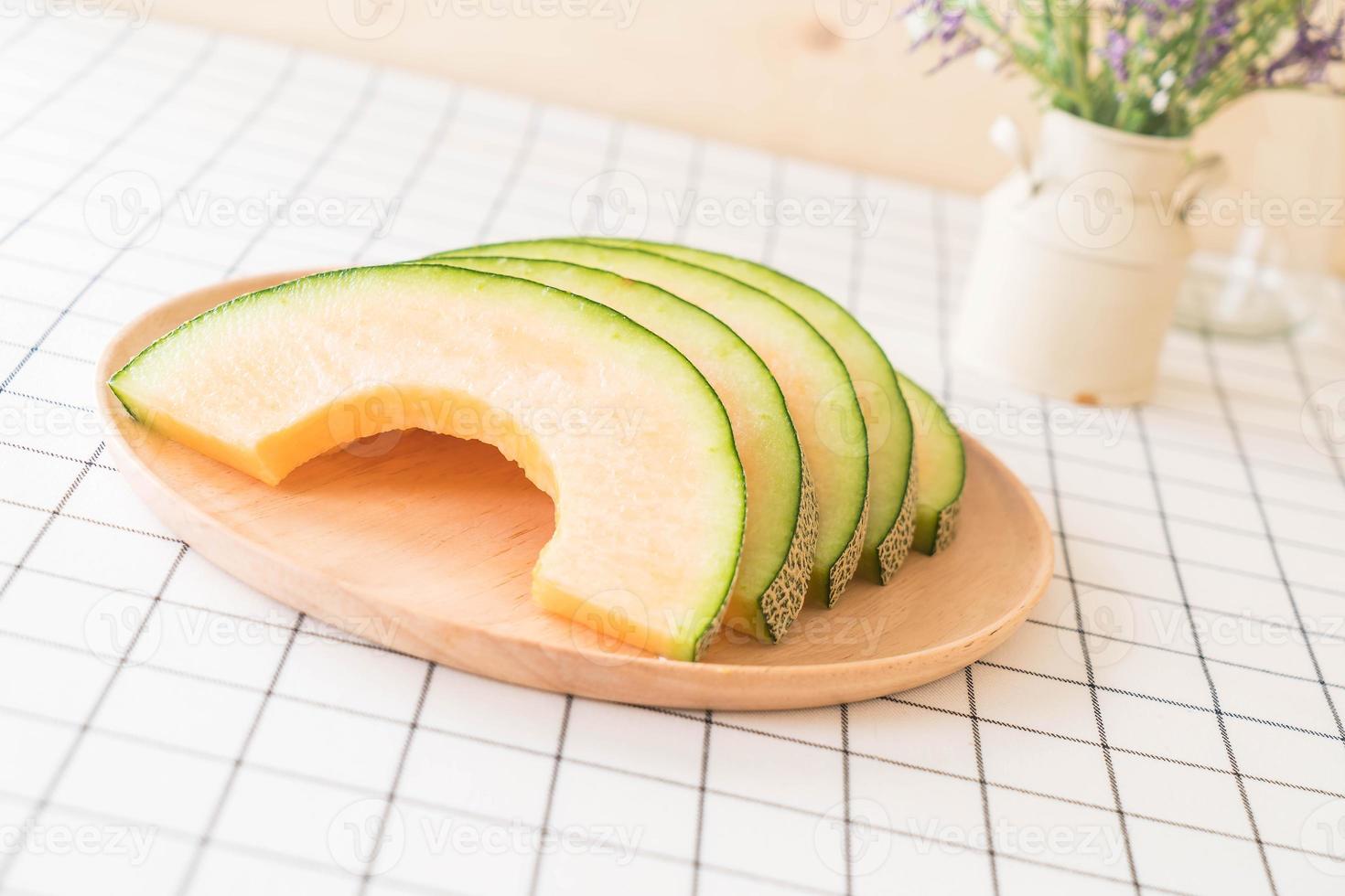 frische Cantaloupe-Melone zum Nachtisch auf dem Tisch foto