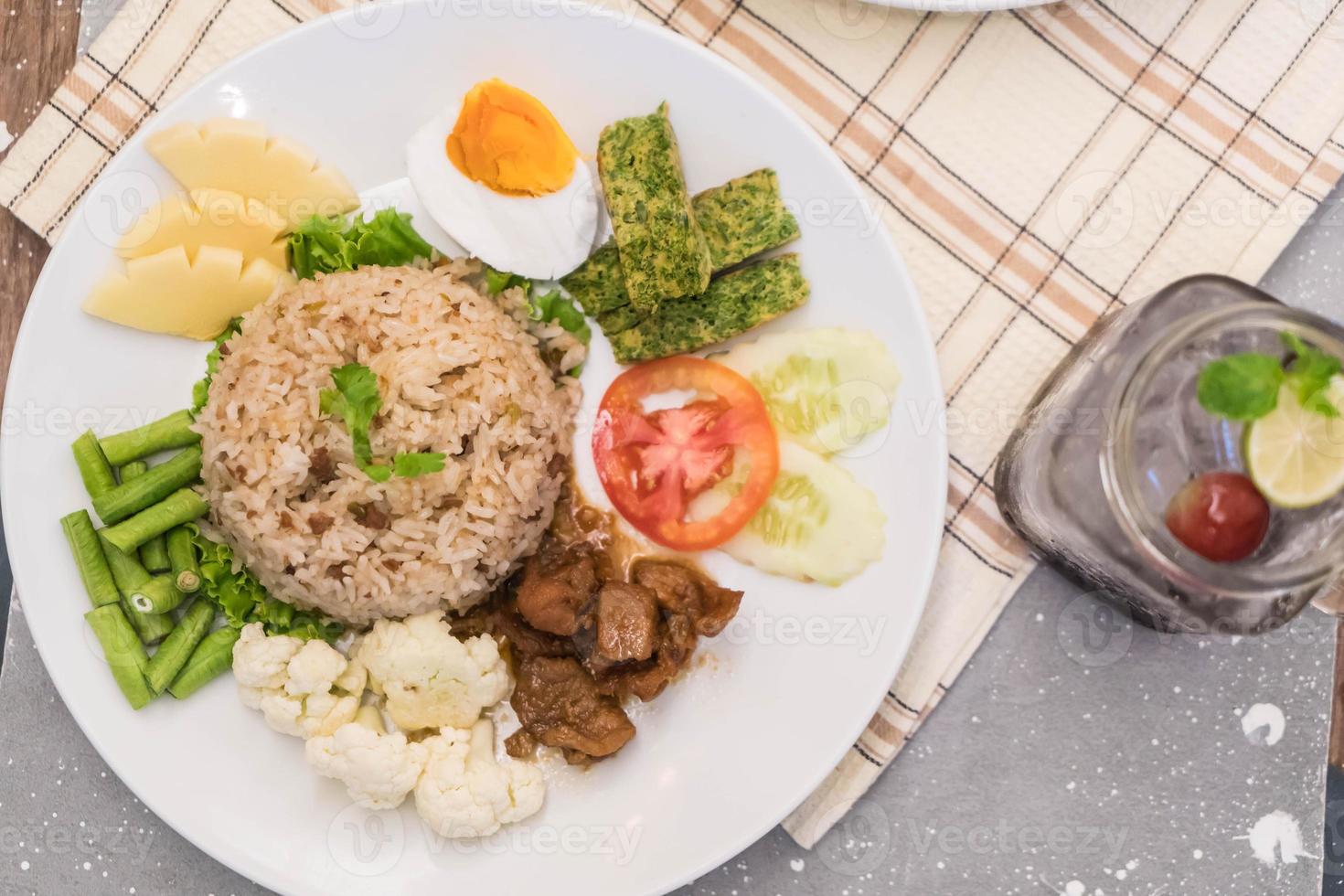 gebratener Reis mit Garnelenpastensauce und gehacktem Schweinefleisch foto