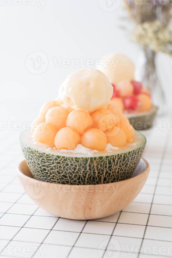 Eismelonen-Bingsu, berühmtes koreanisches Eis auf dem Tisch foto