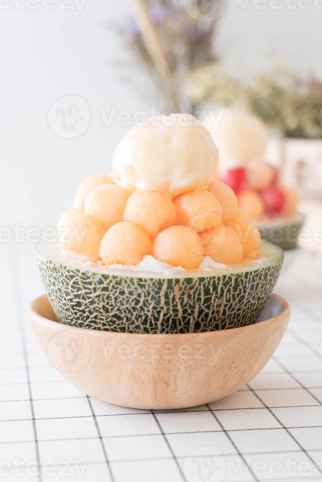 Eismelonen-Bingsu, berühmtes koreanisches Eis auf dem Tisch foto