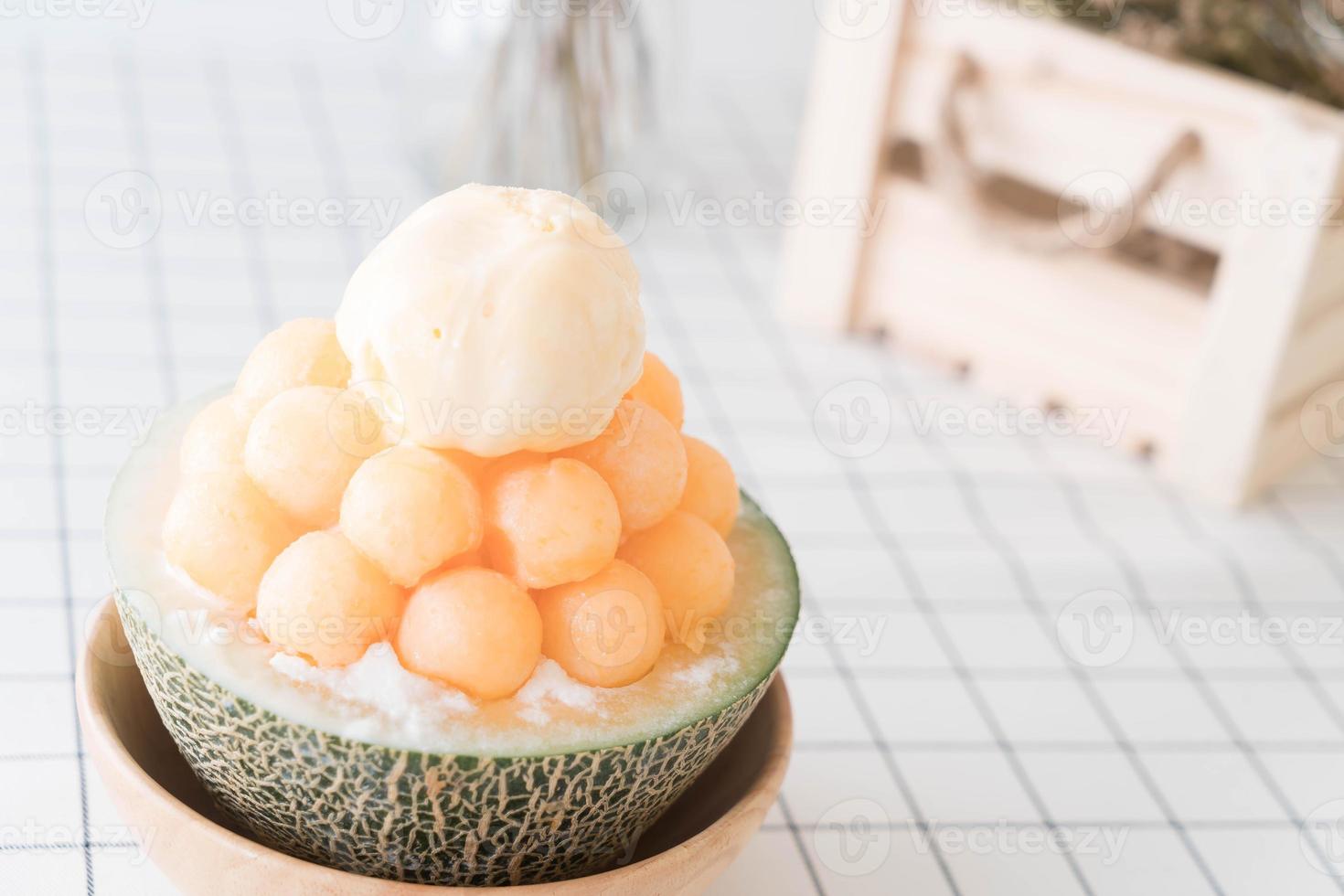 Eismelonen-Bingsu, berühmtes koreanisches Eis auf dem Tisch foto