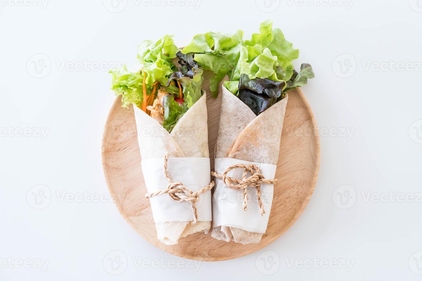 Salatbrötchen auf den Tisch wickeln foto