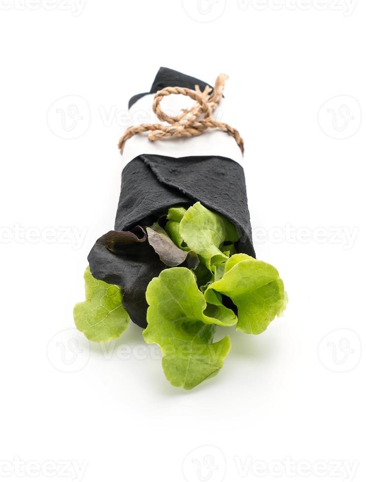 Wrap Salatrolle auf weißem Hintergrund foto