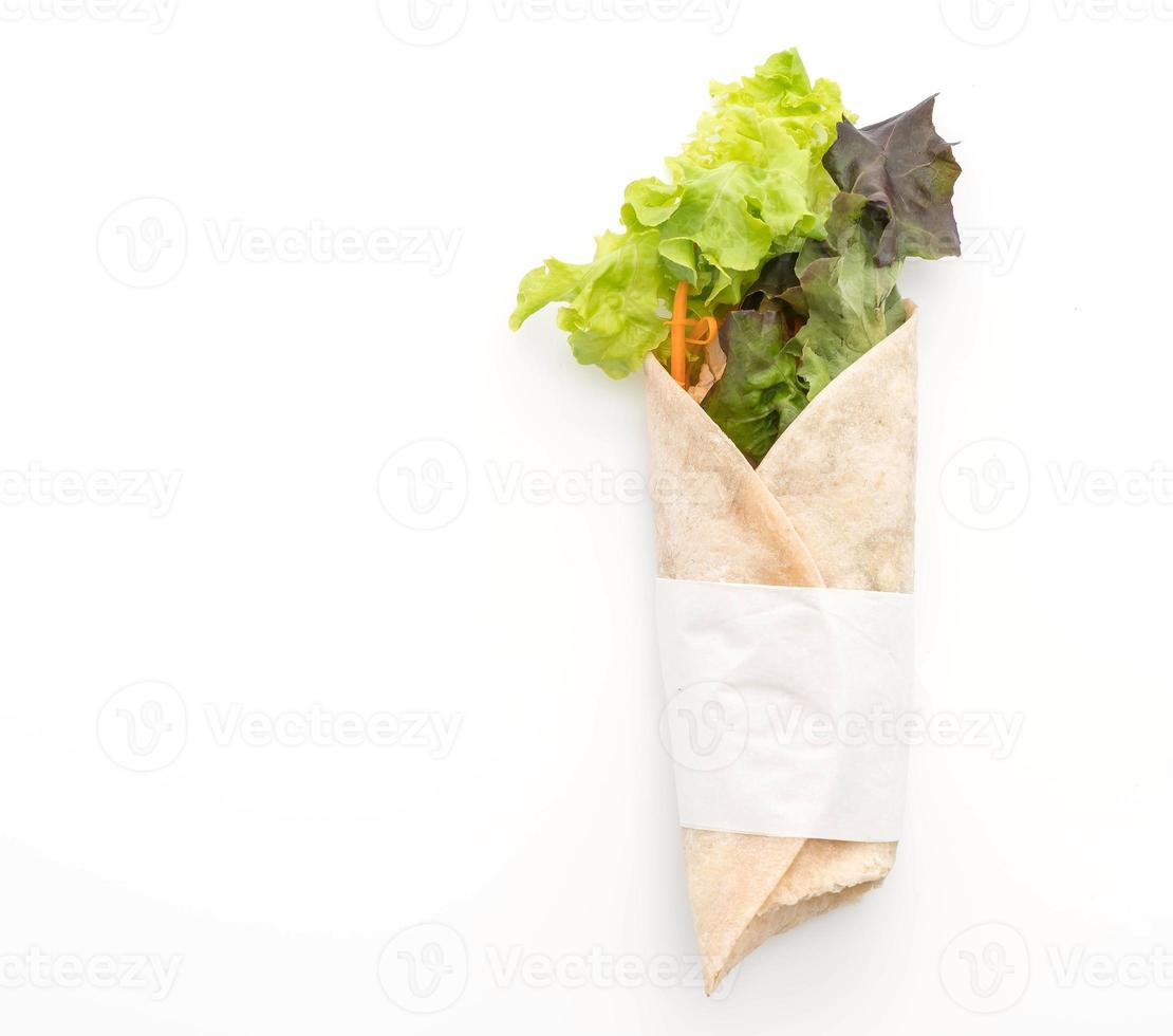 Wrap Salatrolle auf weißem Hintergrund foto