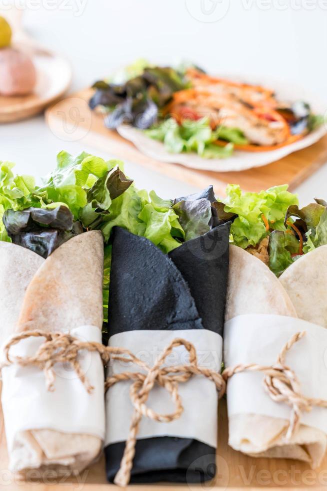 Salatbrötchen auf den Tisch wickeln foto