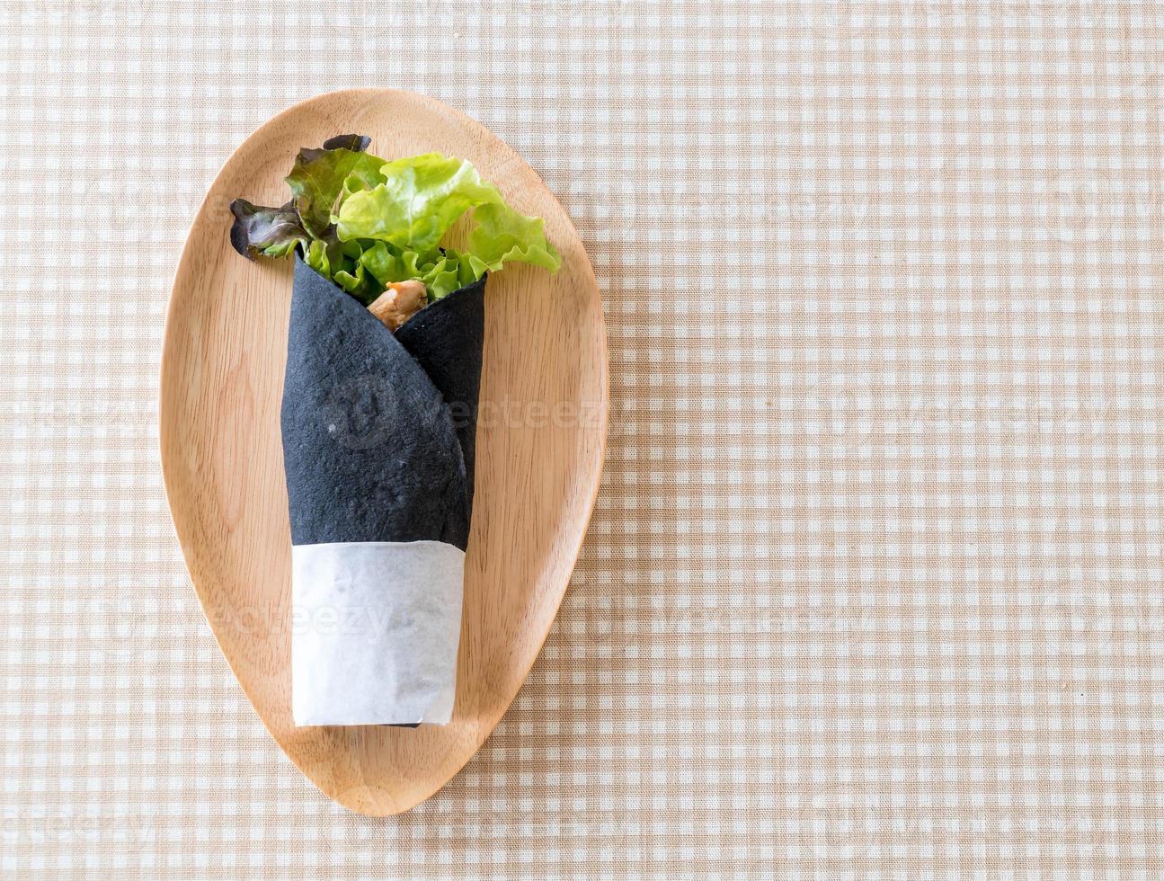 Salatbrötchen auf den Tisch wickeln foto