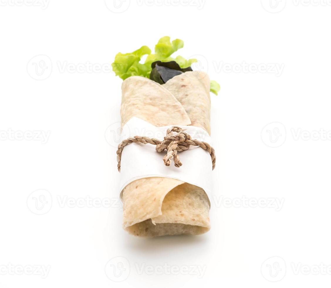 Wrap Salatrolle auf weißem Hintergrund foto