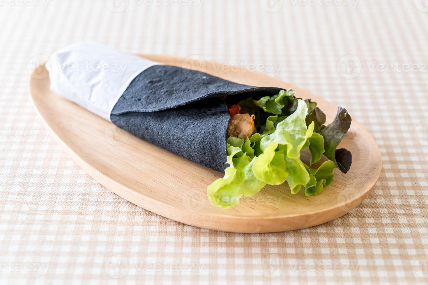 Salatbrötchen auf den Tisch wickeln foto