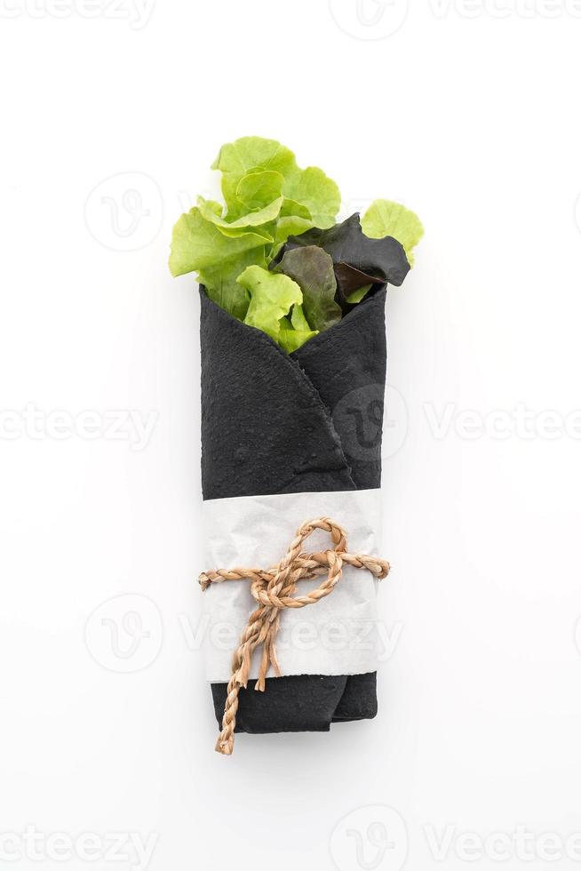 Wrap Salatrolle auf weißem Hintergrund foto