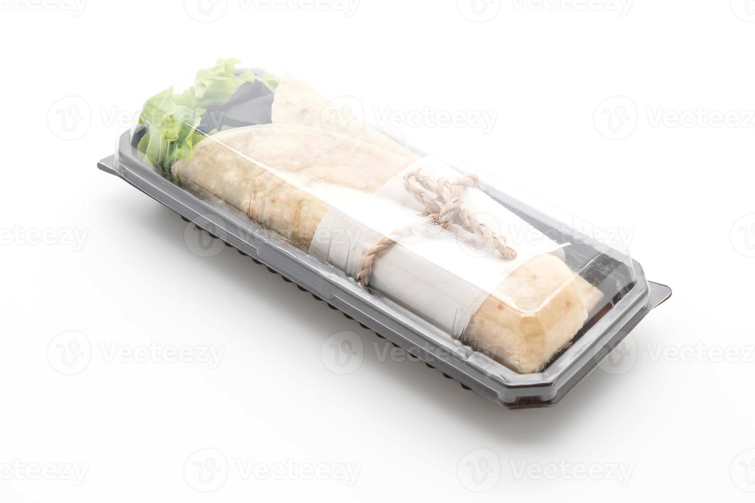 Wrap Salatrolle auf weißem Hintergrund foto