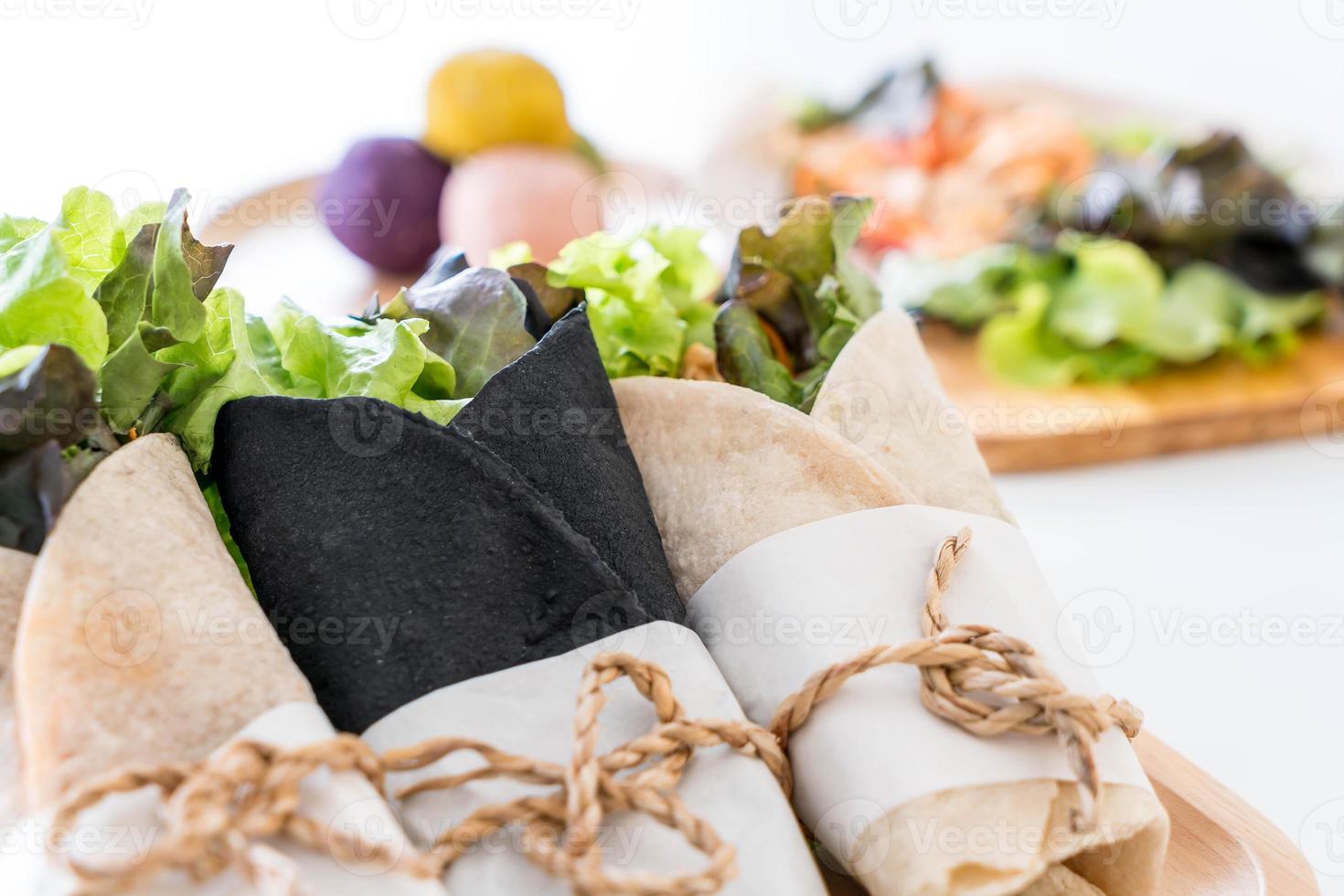 Salatbrötchen auf den Tisch wickeln foto