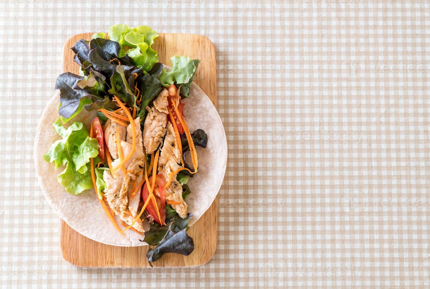 Salatbrötchen auf den Tisch wickeln foto