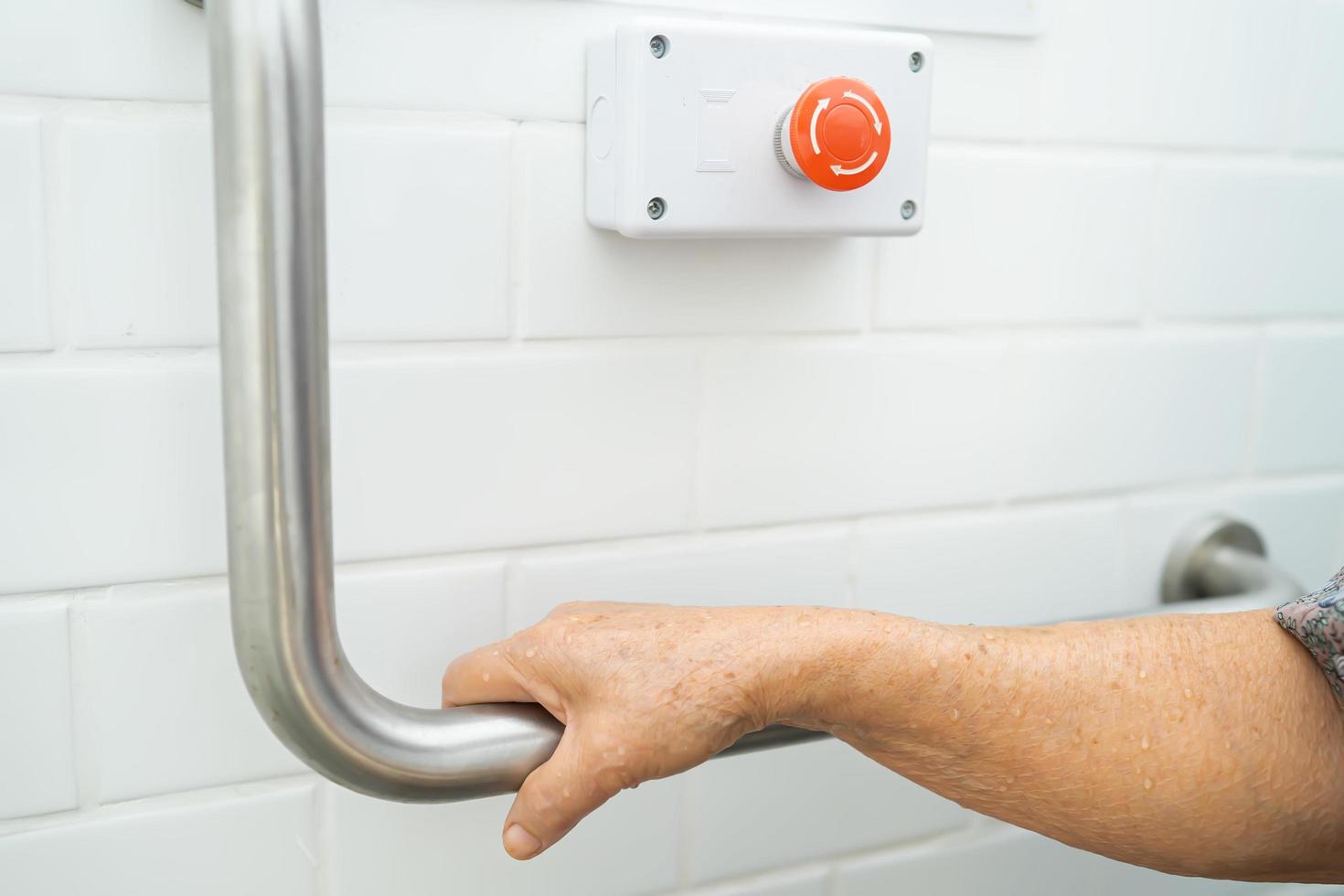 asiatische Senioren oder ältere alte Damenpatienten benutzen Toiletten-Badezimmer-Griffsicherheit in der Krankenstation, gesundes starkes medizinisches Konzept. foto