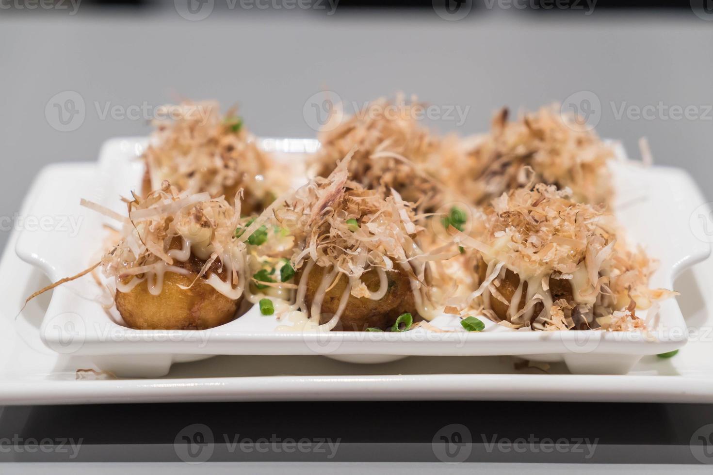 Takoyaki auf weißem Teller - japanisches Essen foto