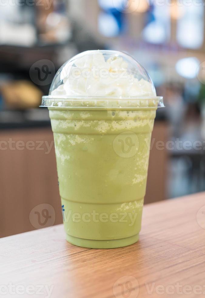 Grüner Tee Latte Frappe auf dem Tisch foto