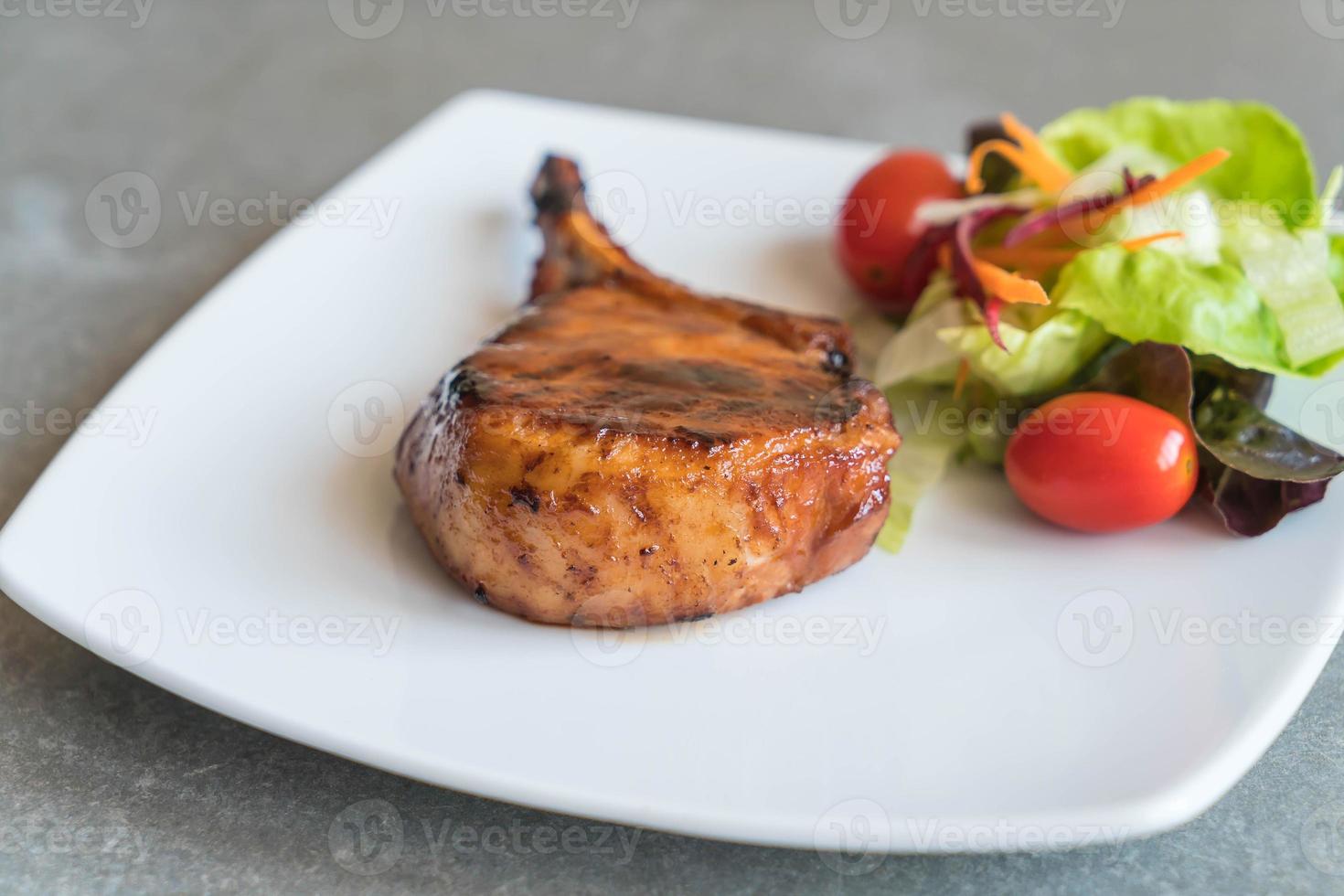 Schweinekotelettsteak auf dem Tisch foto