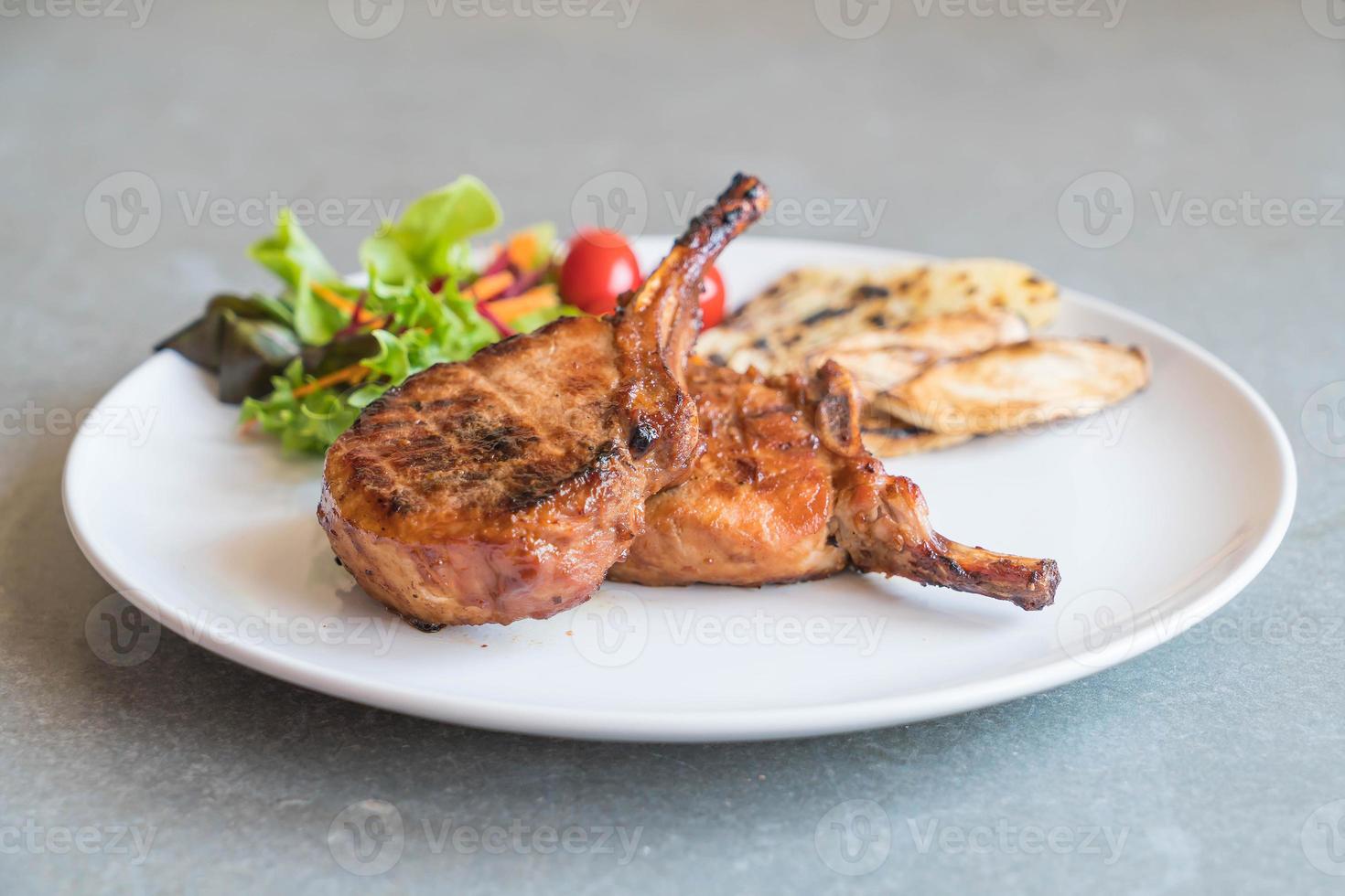 Schweinekotelettsteak auf dem Tisch foto