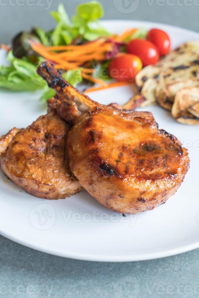 Schweinekotelettsteak auf dem Tisch foto