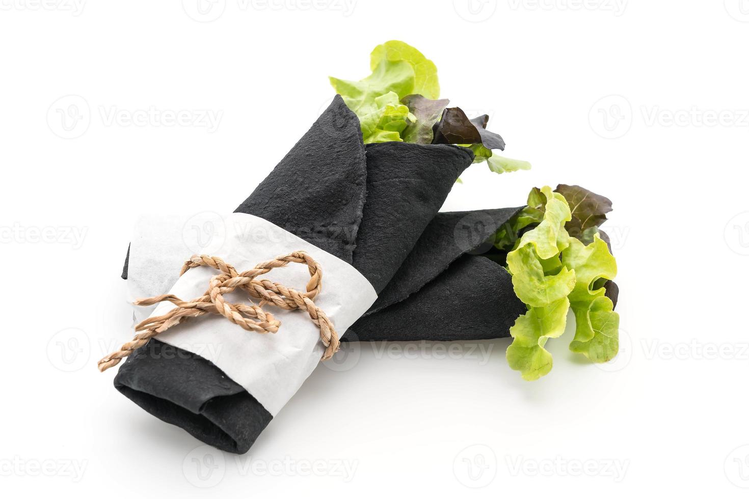 Wrap Salatrolle auf weißem Hintergrund foto