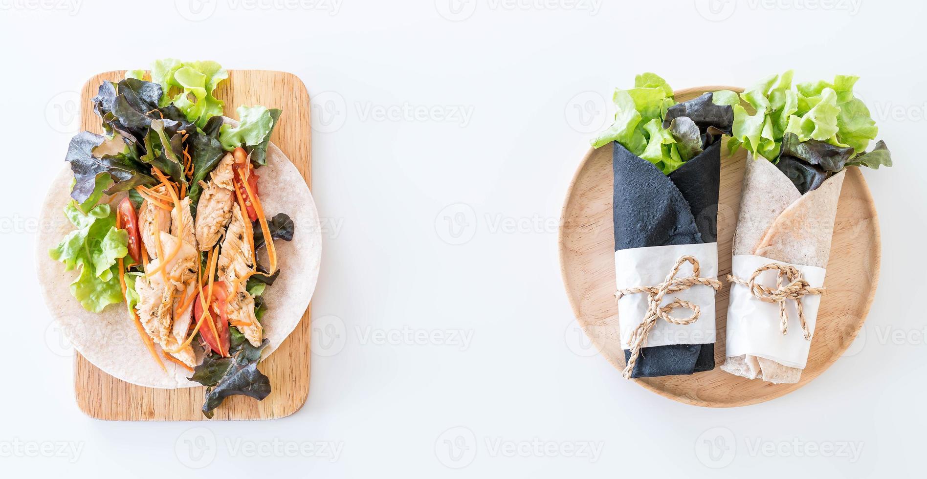 Salatbrötchen auf den Tisch wickeln foto