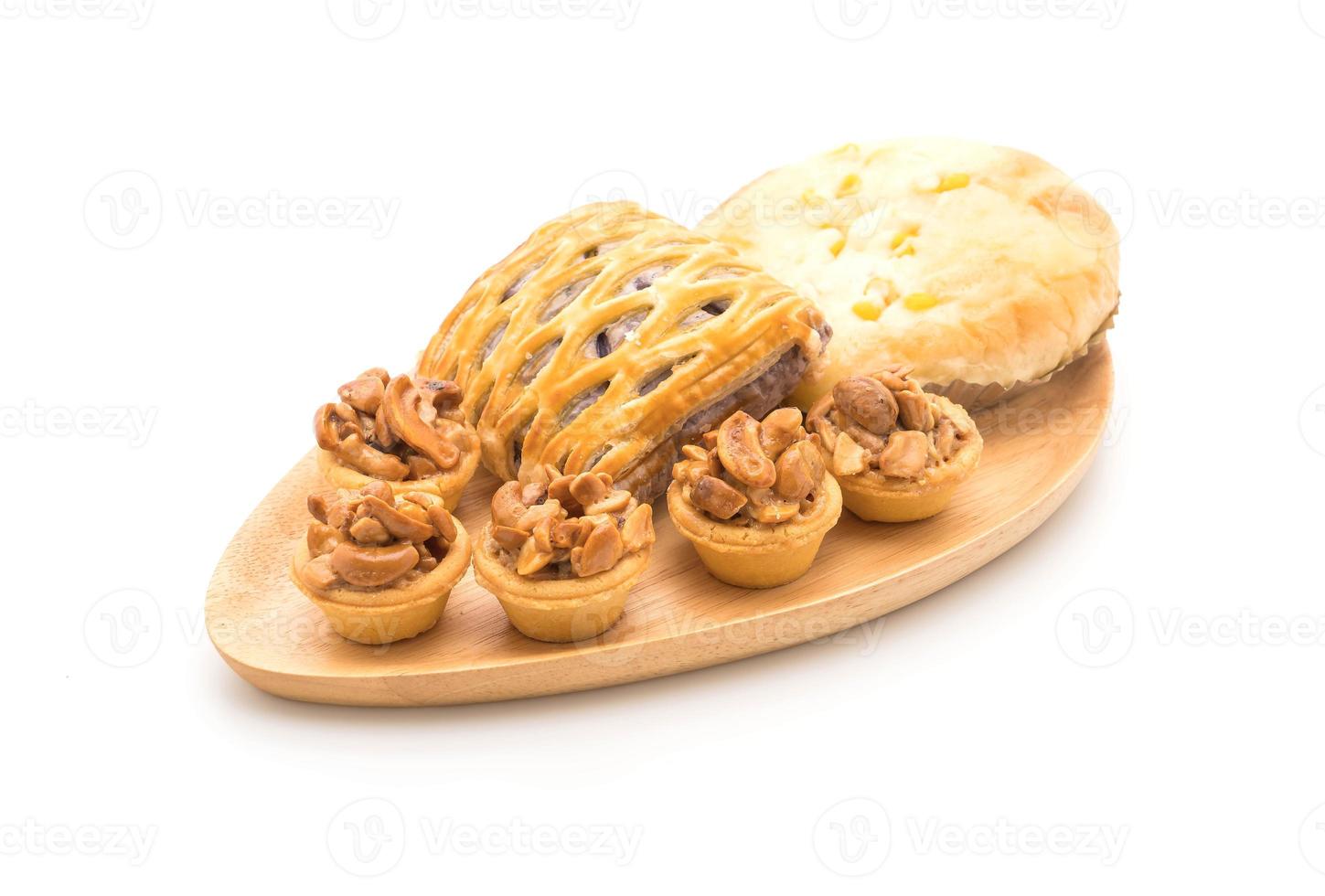 Toffee-Kuchen, Brot mit Mais-Mayonaise und Taro-Kuchen auf weißem Hintergrund foto