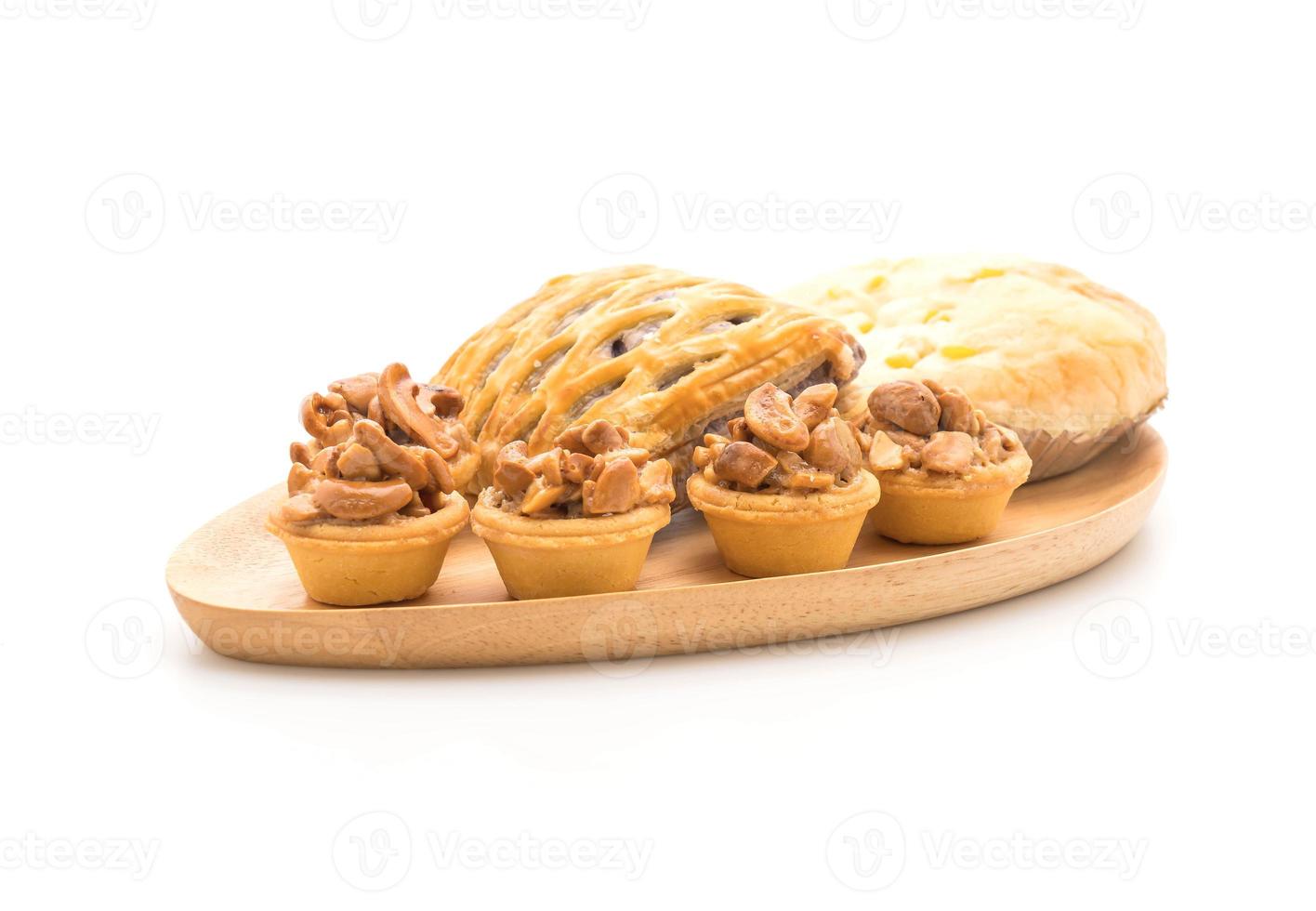 Toffee-Kuchen, Brot mit Mais-Mayonaise und Taro-Kuchen auf weißem Hintergrund foto