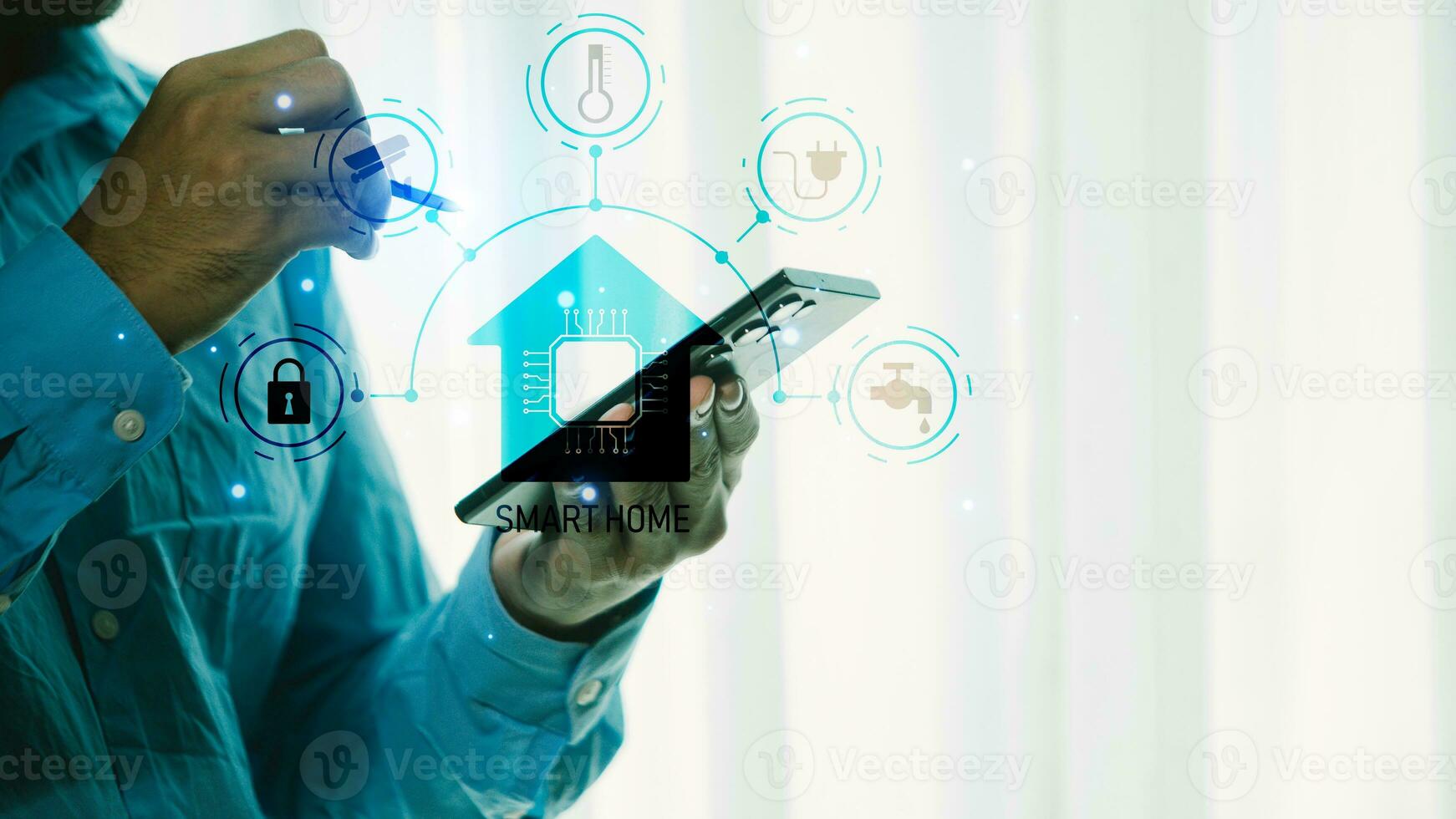 Geschäftsmann mit Clever Telefon und Digital Tablette mit Clever Zuhause Automatisierung System foto