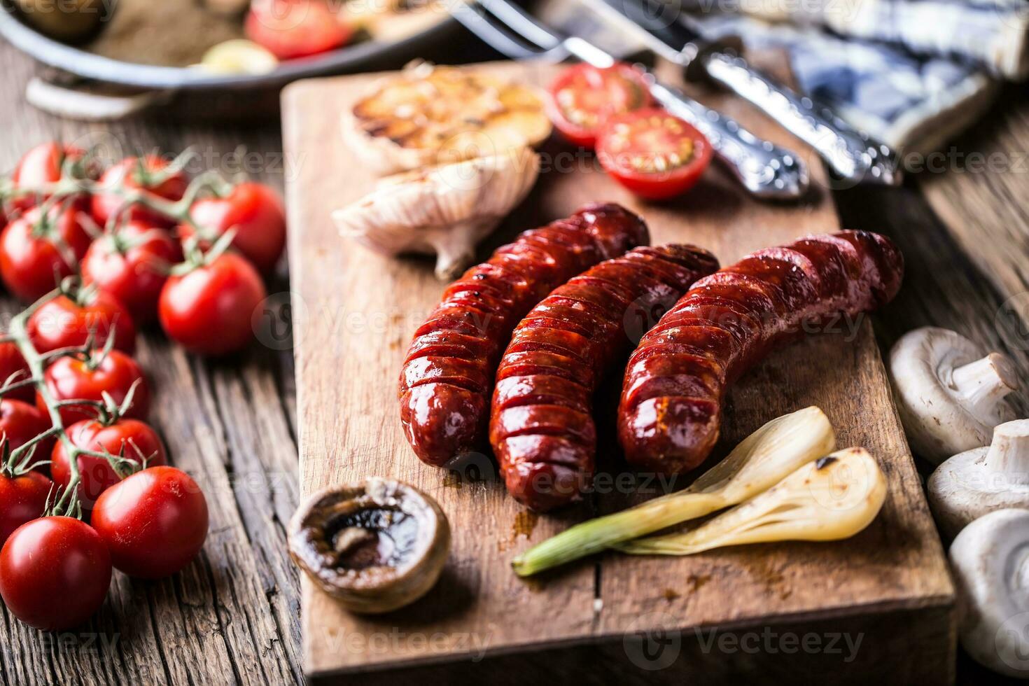 geröstet Würste mit Gemüse und Entwurf Bier. foto