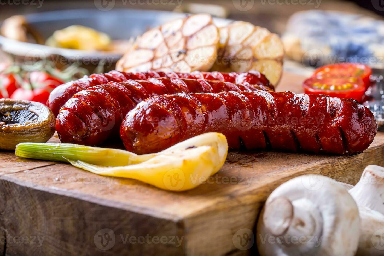 geröstet Würste mit Gemüse und Entwurf Bier. foto