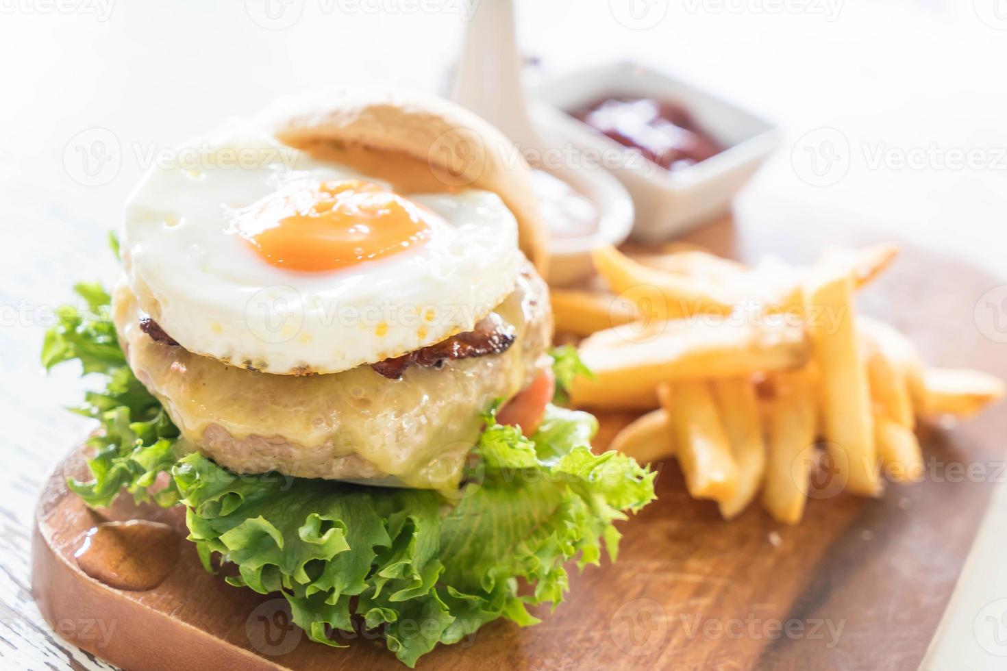 Käse-Schweinefleisch-Hamburger mit Pommes frites foto