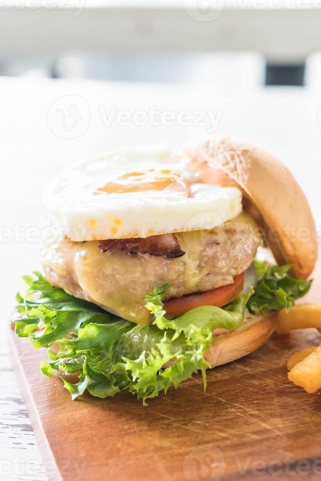 Käse-Schweinefleisch-Hamburger mit Pommes frites foto