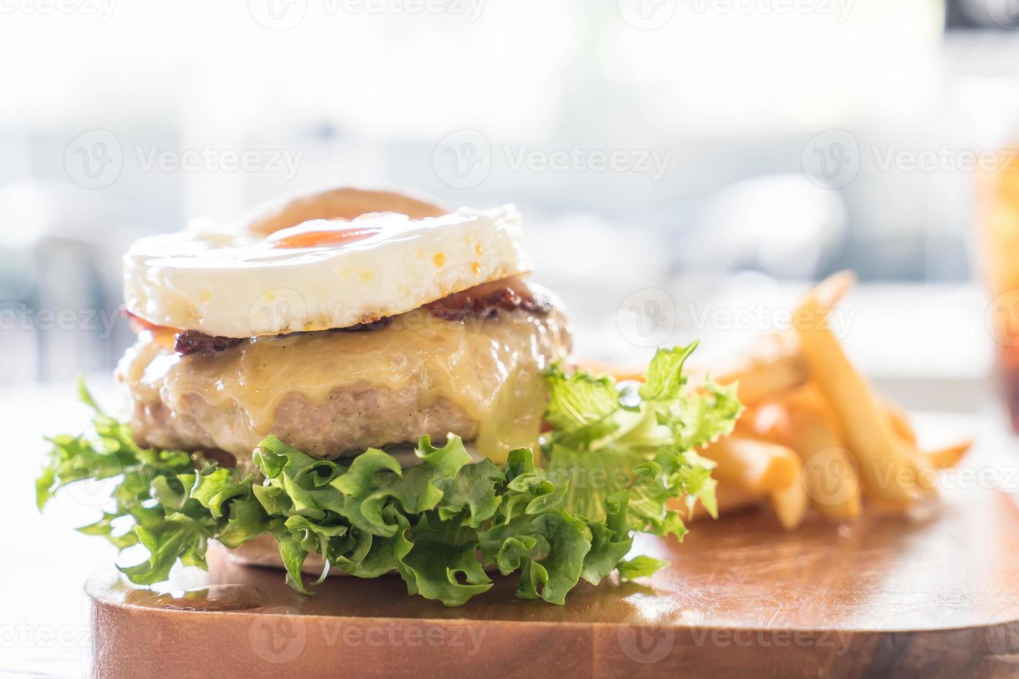 Käse-Schweinefleisch-Hamburger mit Pommes frites foto