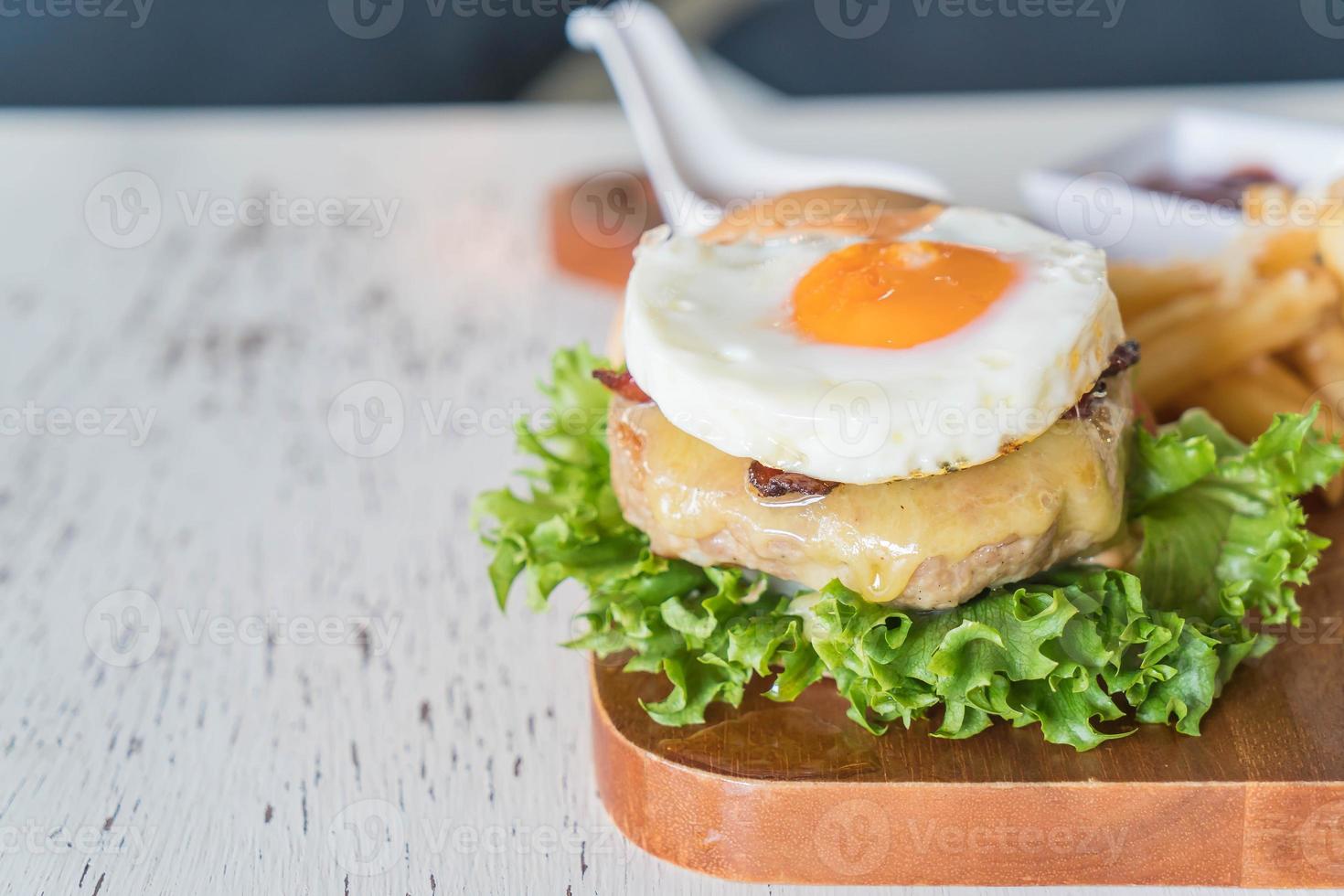Käse-Schweinefleisch-Hamburger mit Pommes frites foto