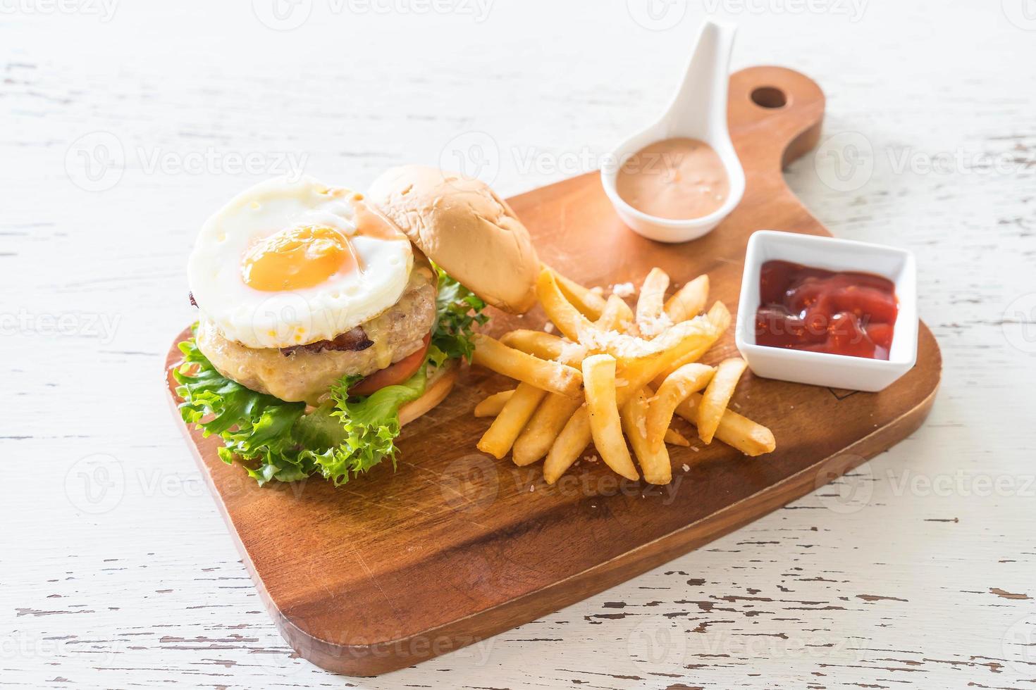 Käse-Schweinefleisch-Hamburger mit Pommes frites foto