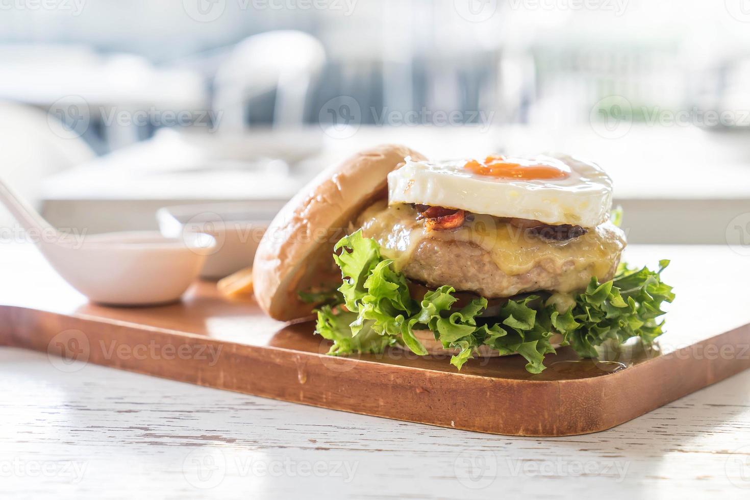 Käse-Schweinefleisch-Hamburger mit Pommes frites foto