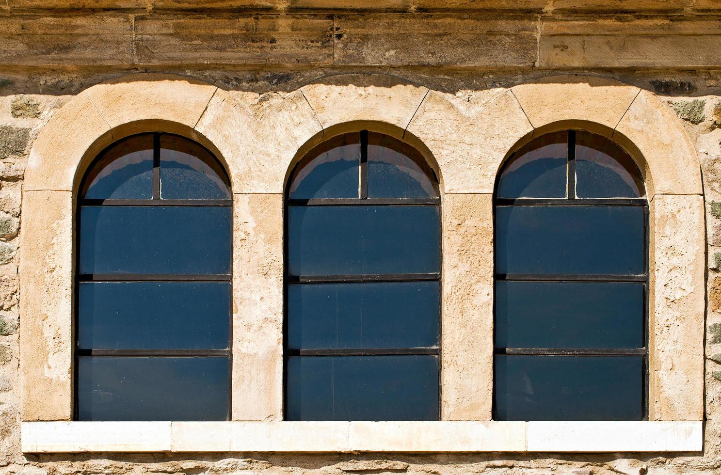 abstraktes altes Gebäude beherbergt Fenster foto