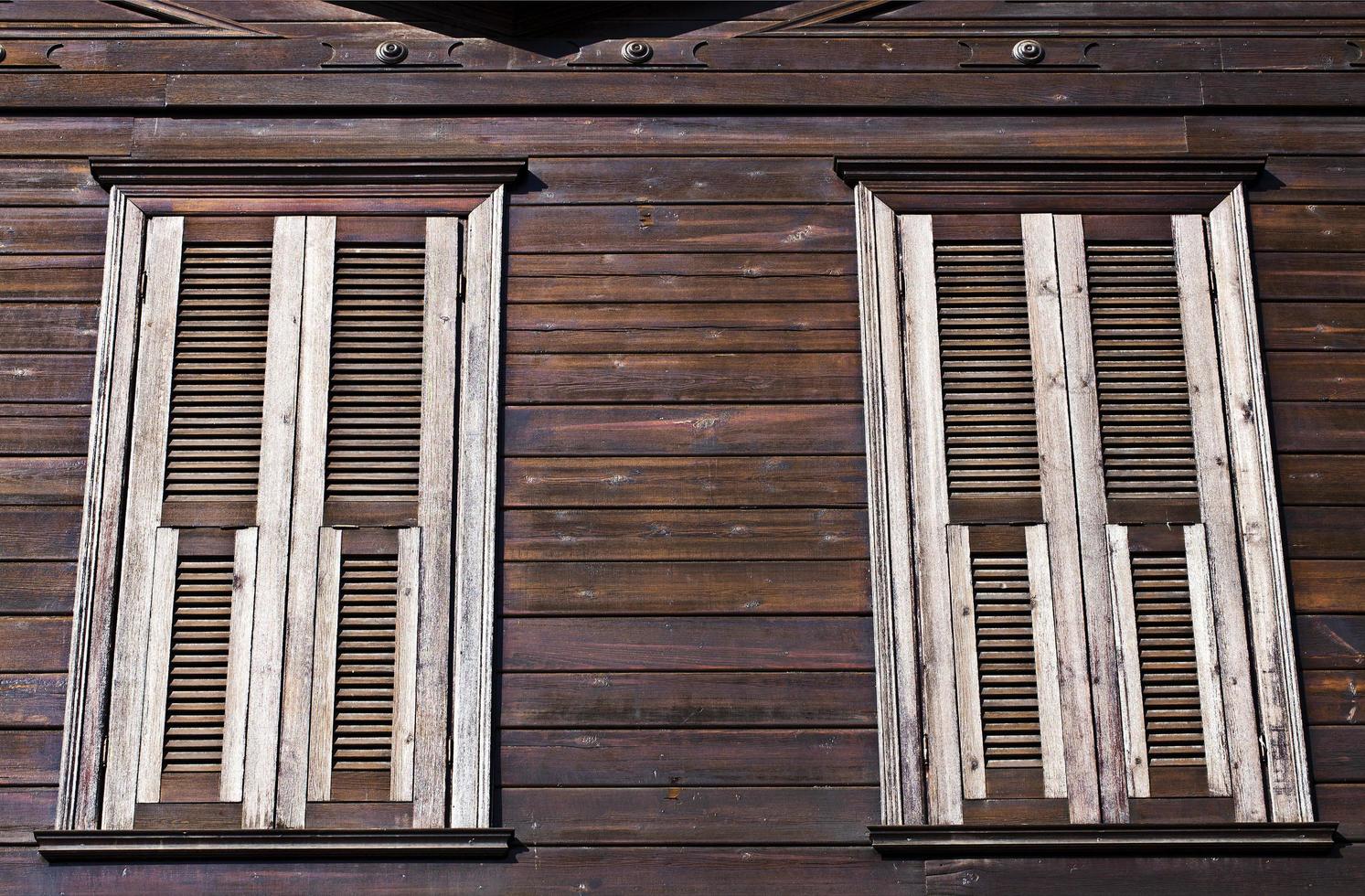 abstraktes altes Gebäude beherbergt Fenster foto