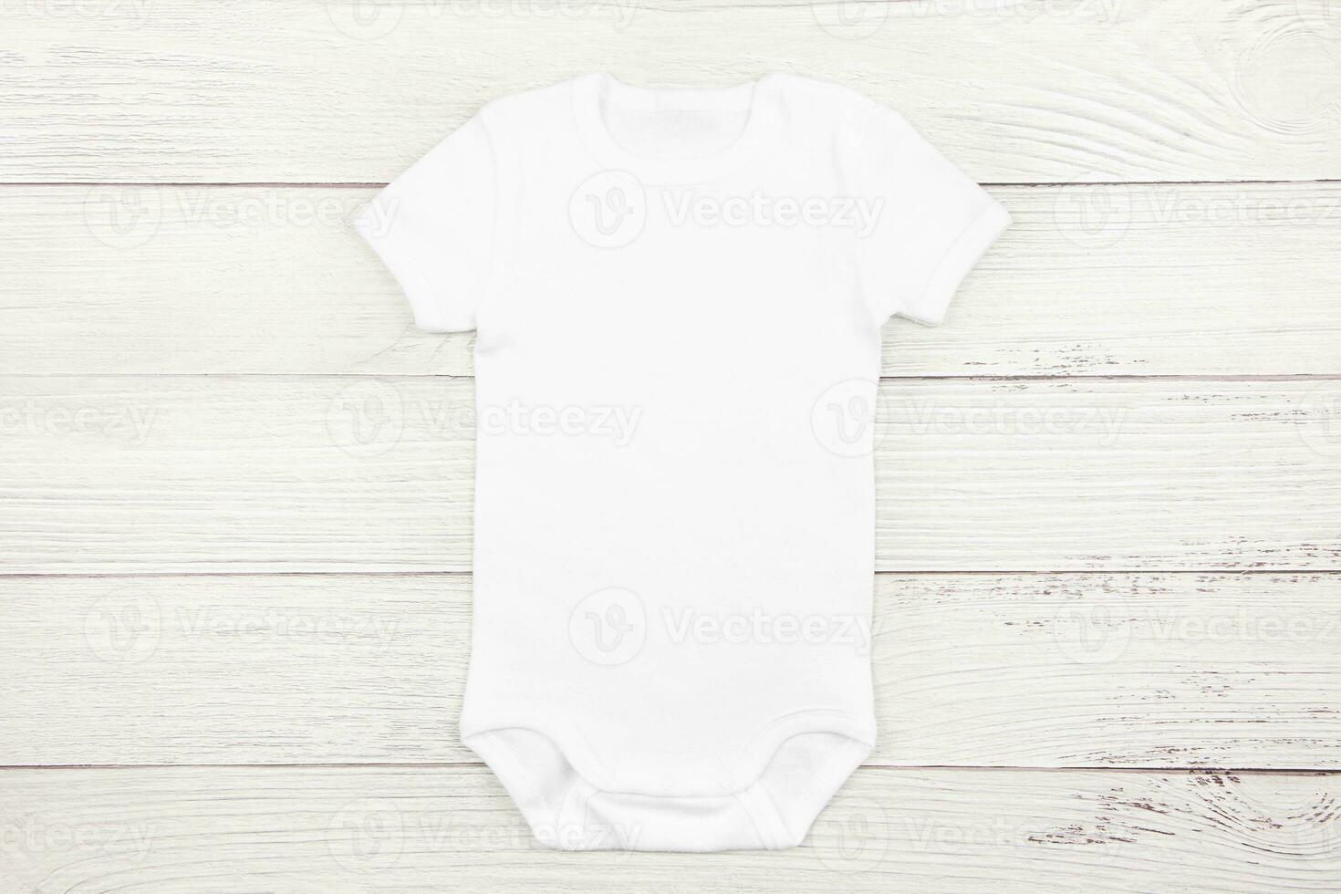 Weiß Baby Mädchen oder Junge Bodysuit Attrappe, Lehrmodell, Simulation eben legen auf hölzern Hintergrund. Design Strampler Vorlage, drucken Präsentation spotten hoch. oben Sicht. foto